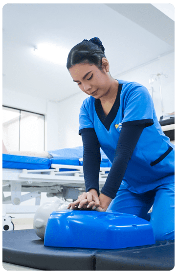 Estudiante de enfermería técnica del Instituto San Fernando realizando práctica de RCP en maniquí de simulación enfermeria técnica en lima