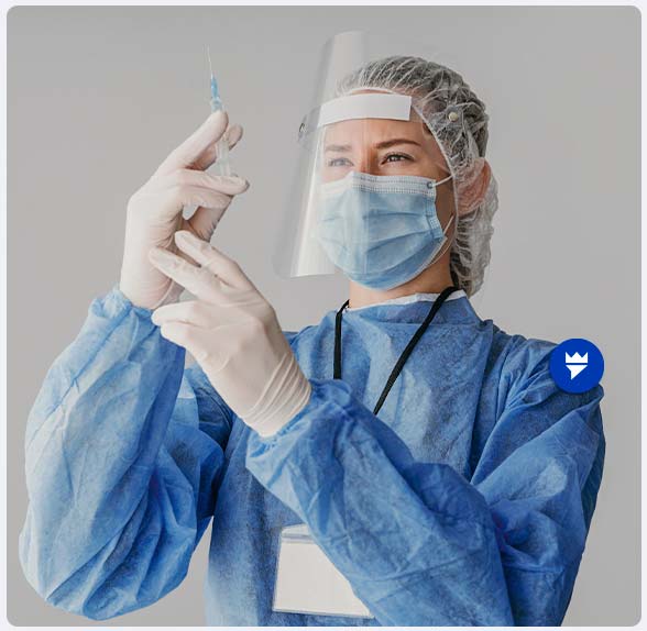 Alumna del curso corto de Inyectables del Instituto San Fernando preparando una inyección con equipo de protección