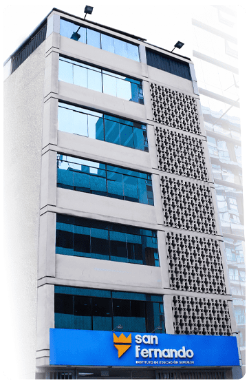 Fachada moderna del Instituto San Fernando, sede Lima Centro en Jesús María, con logo institucional y señalética visible.