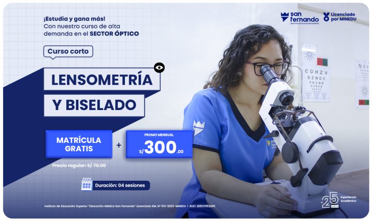 Persona en uniforme azul utilizando un lensómetro en entorno optica. Promoción del curso corto “Lensometría y Biselado” del Instituto San Fernando, especializado en carreras de salud y optometría. Oferta educativa con matrícula gratuita y precio promocional.
