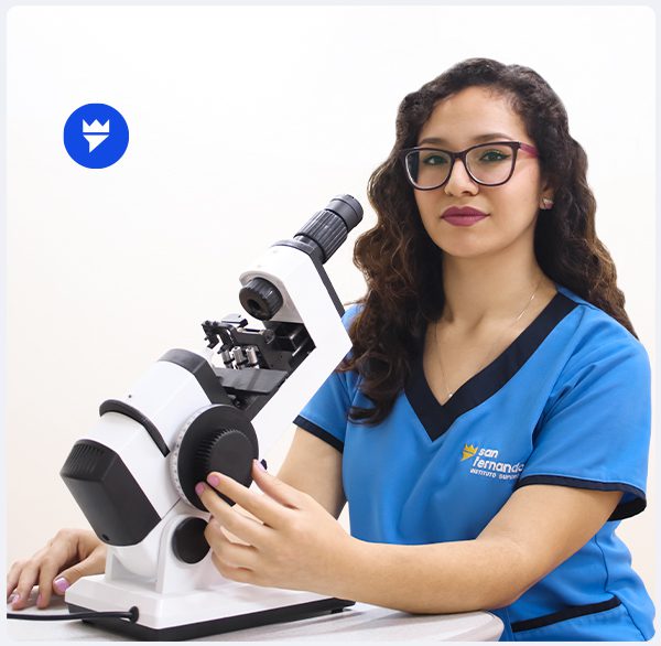 Estudiante de optometría técnica del Instituto San Fernando realiza prácticas de lensometría y biselado óptico en laboratorio.