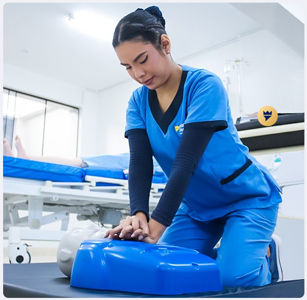 alumnos realizando RCP, carrera de salud instituto san fernando enfermeria curso de primeros auxilios