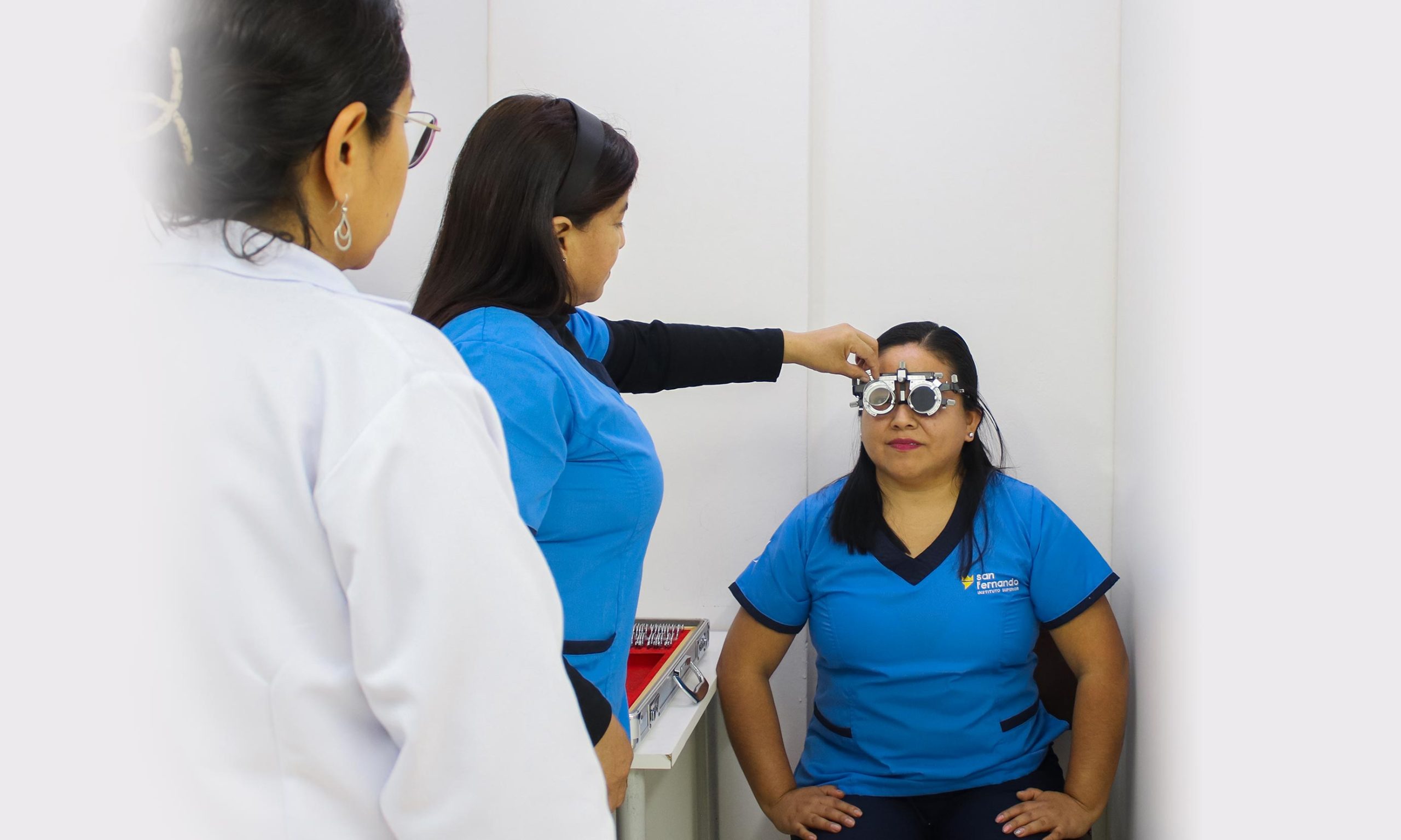 Imagen de fondo: ¿Cuánto gana un optometrista en el Perú? Salario en el sector óptico y visual.