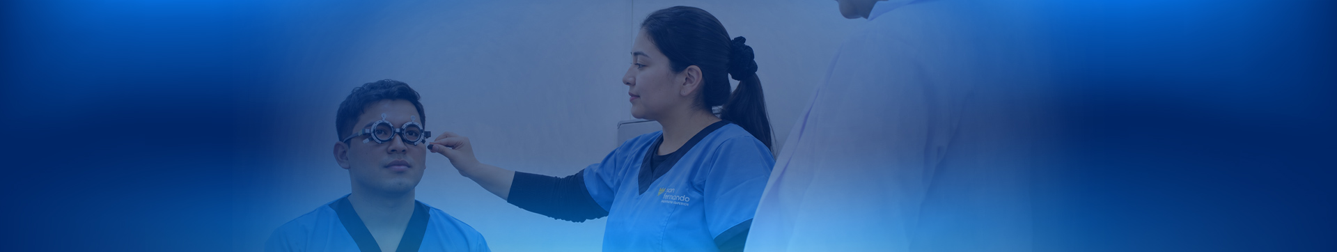 Banner de estudiante de Optometría realizando prácticas de salud visual, medida de vista, refracción ocular; líderes en optometría, el Instituto San Fernando en Lima.
