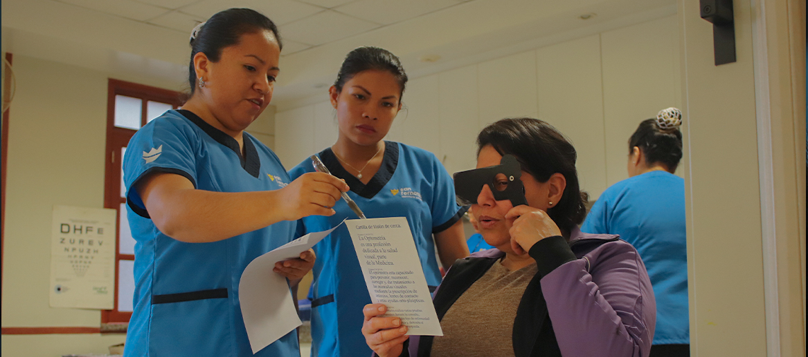 Imagen de estudiante de Optometría realizando prácticas de salud visual, medida de vista, refracción ocular, agudeza visual, líderes en optometría, el Instituto San Fernando en Lima