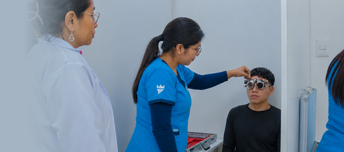 Imagen de estudiante de Optometría realizando prácticas de salud visual, medida de vista, refracción ocular; líderes en optometría, el Instituto San Fernando en Lima.