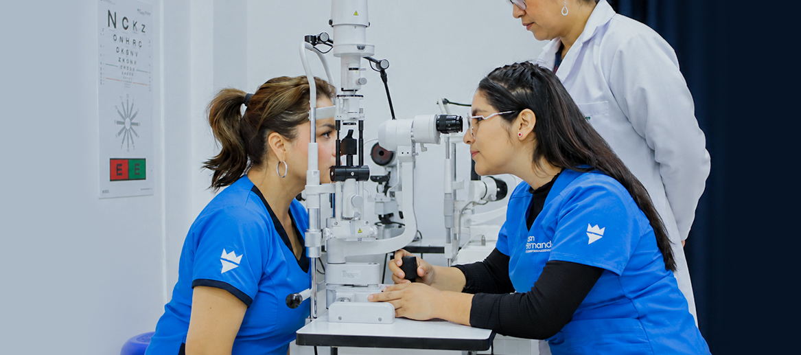 Imagen de estudiante de Optometría realizando prácticas de salud visual, medida de vista, refracción ocular; líderes en optometría, el Instituto San Fernando en Lima.