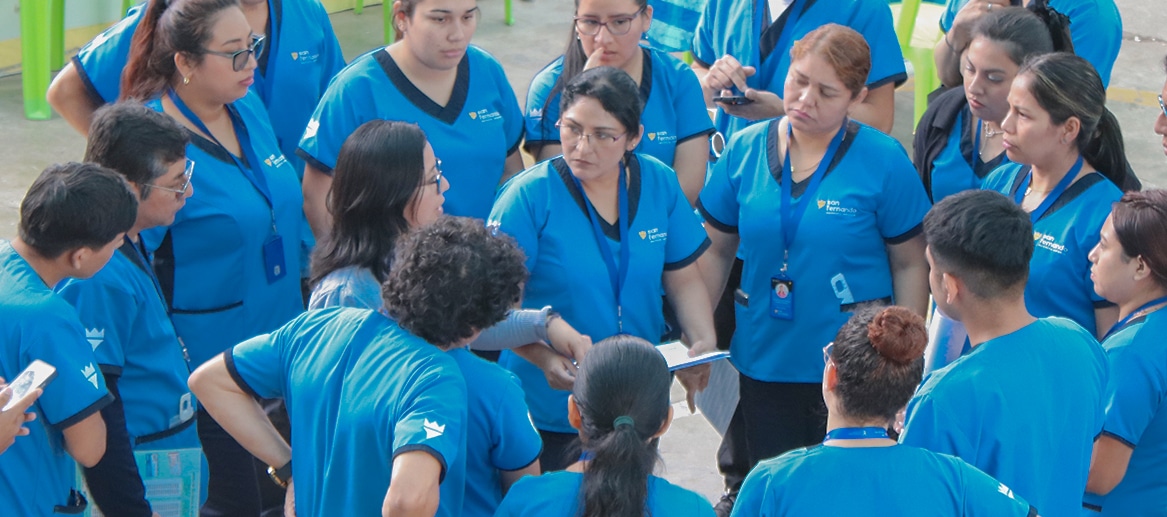 Imagen de estudiante de Optometría realizando prácticas de salud visual, medida de vista, refracción ocular, agudeza visual, líderes en optometría, el Instituto San Fernando en Lima